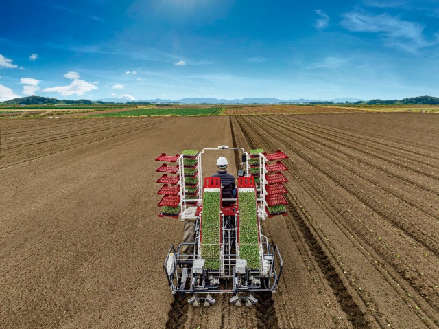 ヤンマーアグリ、最新自動運転野菜移植機「PW200Rシリーズ」発売！│